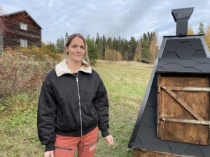 Erika Tengström framför grillkåtan.