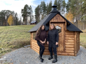 Elin och Carina framför grillkåta